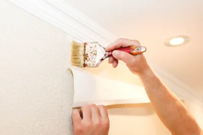 Pose de papier peint à Loupia — revêtements muraux et toiles de verre